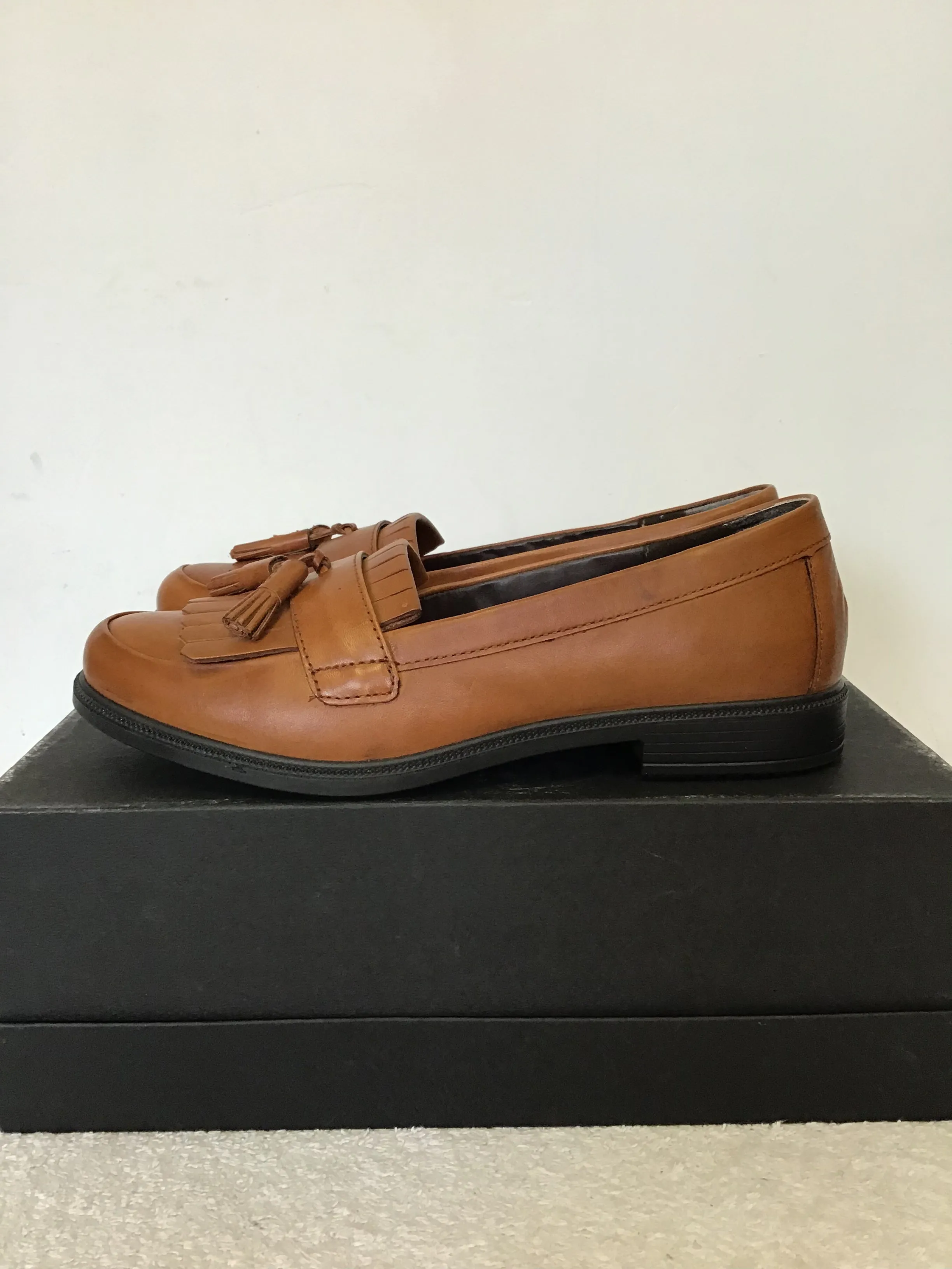 BRAND NEW HOTTER TAN LEATHER TASSEL TRIM LOAFERS SIZE 5/38