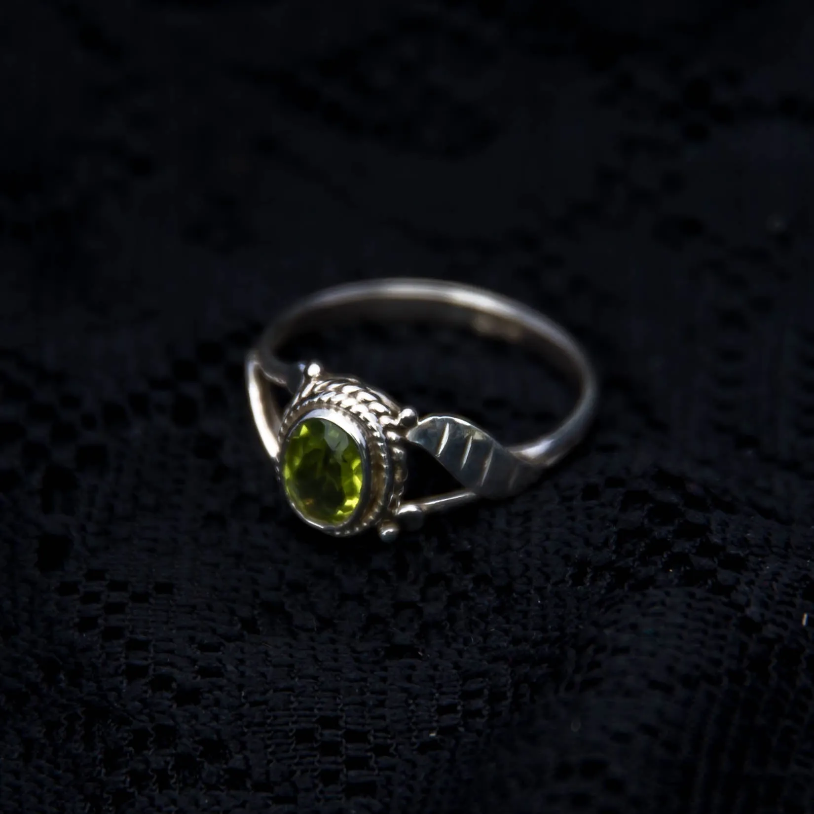 Simple Leaf Ring - Silver - Green Peridot